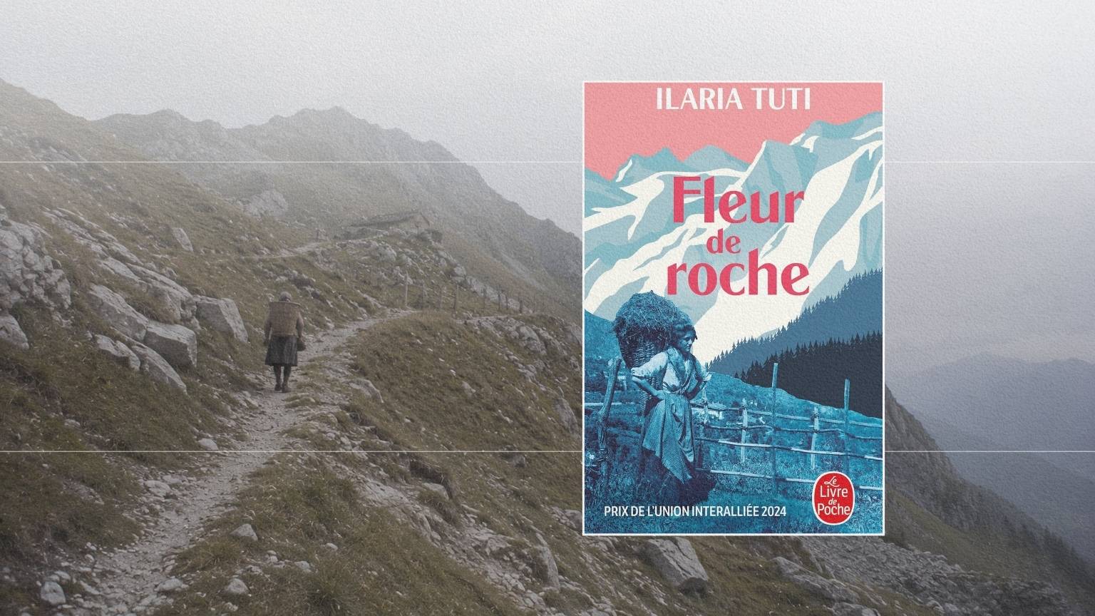Femme portant une gerla sur un sentier des Alpes carniques, territoire de Fleur de roche d’Ilaria Tuti.