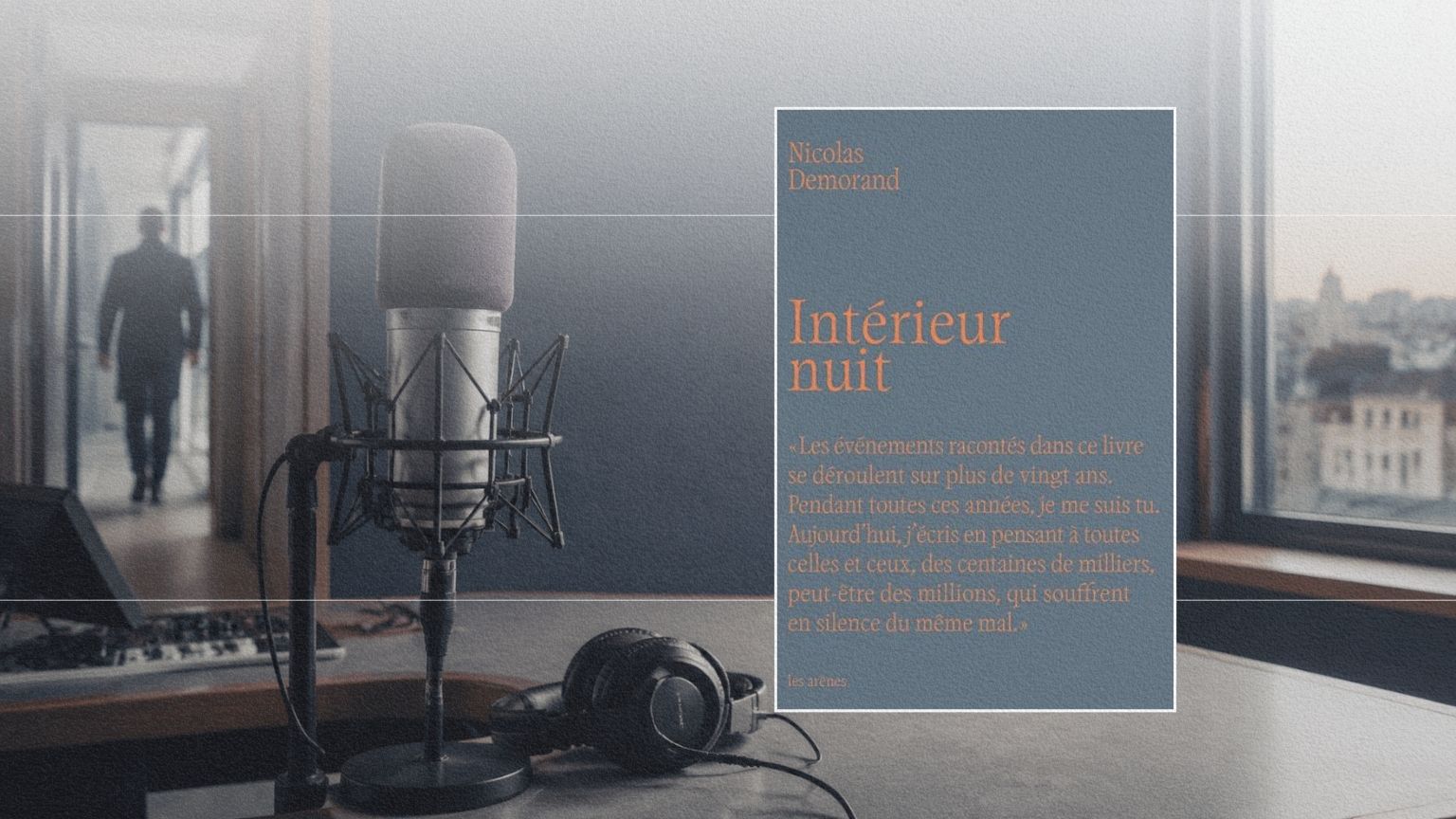 Couverture du livre Intérieur nuit de Nicolas Demorand superposée à un studio de radio vide, avec un microphone, un casque et une silhouette qui s’éloigne.