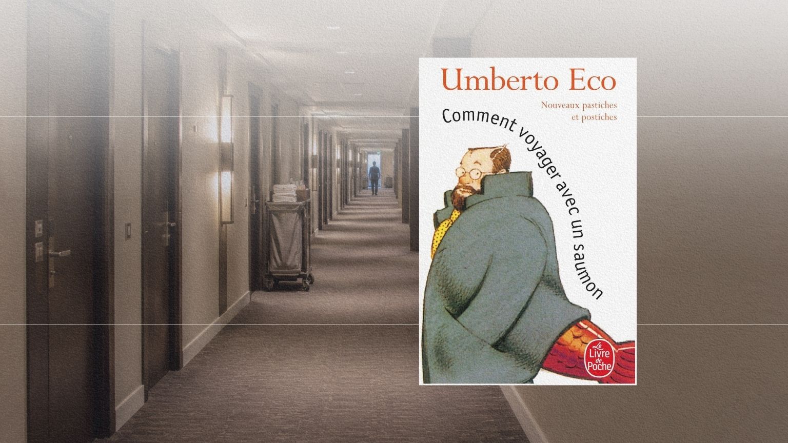 Couloir d’un hôtel européen, univers des déplacements et des systèmes quotidiens observés avec humour par Umberto Eco.
