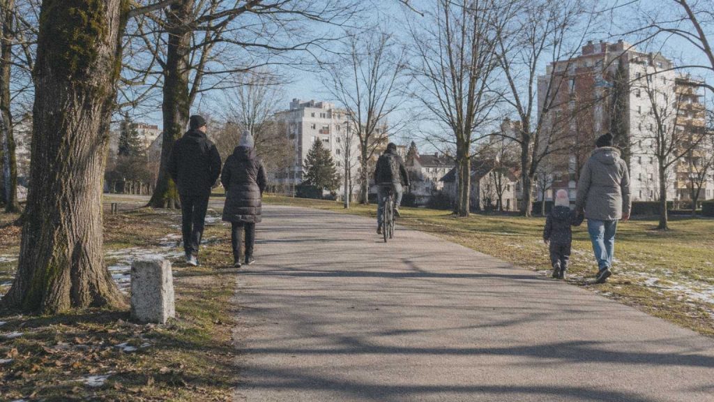 Promeneurs et cycliste sur le chemin de la Mémoire qui suit l’ancien encerclement de Ljubljana.