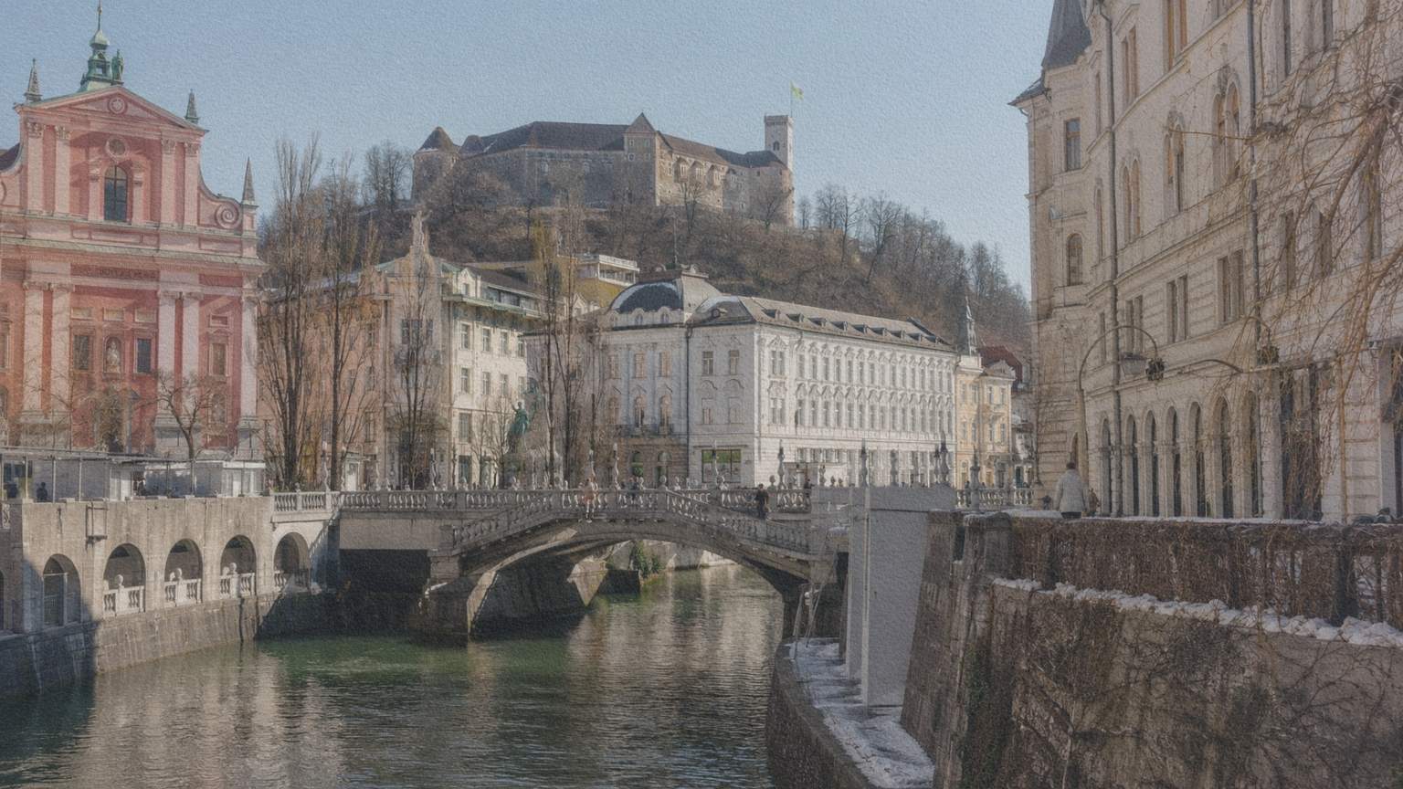 La Ljubljanica, le Triple Pont et le château de Ljubljana pendant un après-midi d’hiver lumineux.