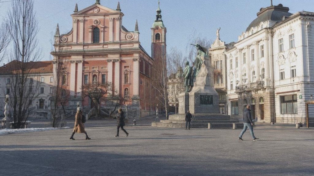 Statue de France Prešeren devant l’église franciscaine sur la place Prešeren à Ljubljana en hiver.
