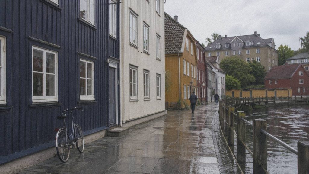 Façades en bois et quai calme du quartier de Bakklandet à Trondheim au début de la matinée.