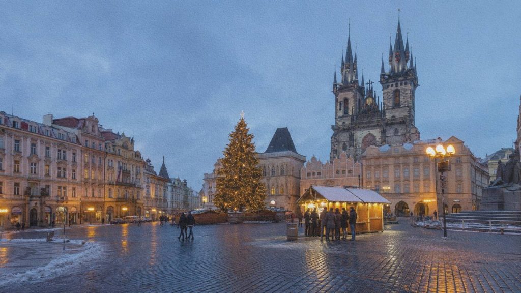 Marché de Noël installé sur la place de la Vieille Ville à Prague au début de la soirée.