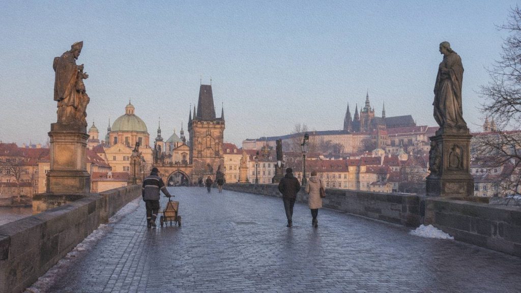 Habitants et premiers visiteurs traversant le pont Charles à Prague pendant une matinée d’hiver lumineuse.