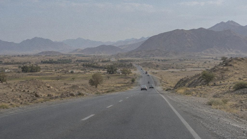 Route traversant un paysage aride dans le sud-est de l’Iran